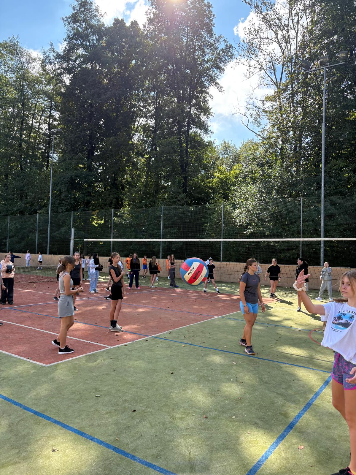 Sportovní den - Javornice - Slatina - Rokytnice. Žáci poměřili síly ve skákání přes švihadlo, trojskoku, běhu na 60 m, vybíjené, přehazované (děvčata), a ve fotbalu (chlapci)