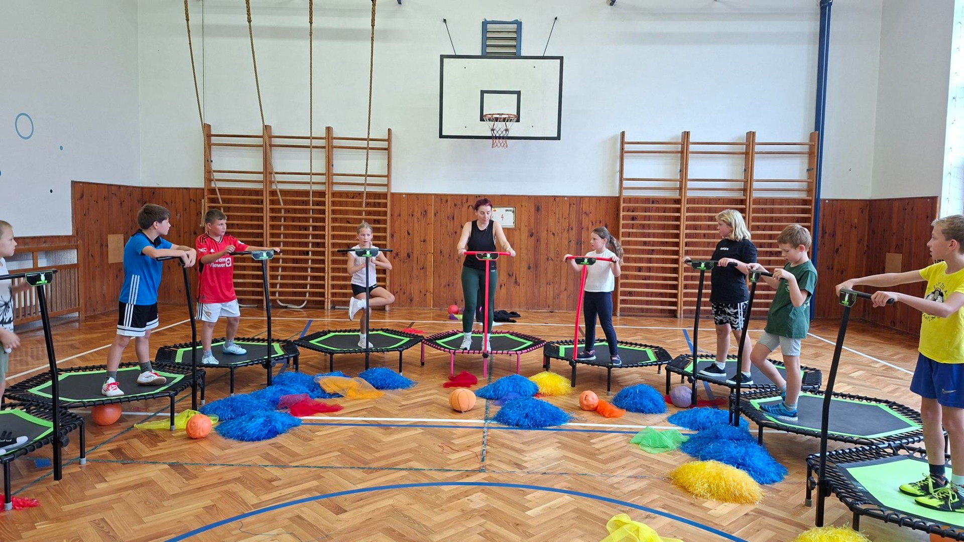 Cvičení na trampolínách - pro video klikněte na tento obrázek