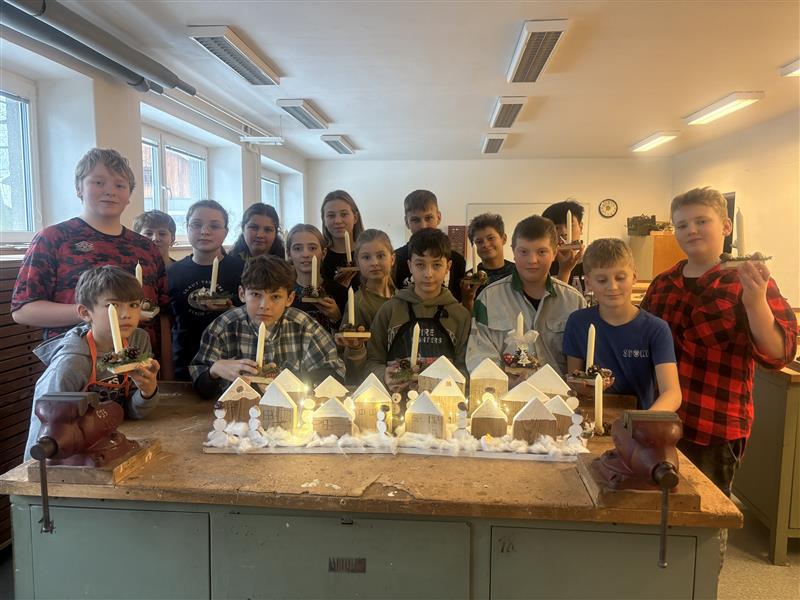 Šesťáci tvoří na Vánoce.